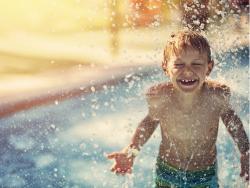 nene-piscina-salpicado_1