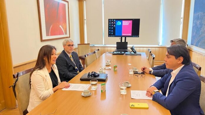 El Gobernador Regional Jorge Díaz en conversaciones con la subsecretaria de RREE Gloria de la Fuente (ARCHIVO)