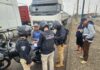 Alcalde Vargas aplica infracciones a camioneros bolivianos que se estacionan en plena carretera del valle de Lluta