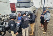 Alcalde Vargas aplica infracciones a camioneros bolivianos que se estacionan en plena carretera del valle de Lluta