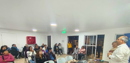SernamEG acerca información sobre prevención y atención de las violencias de género a conjunto habitacional Oasis del Yatiri